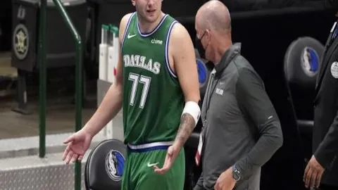 萨卡荣膺3月英超最佳：职业生涯首度获奖，四战三进球两助攻，全面前锋前景无限！